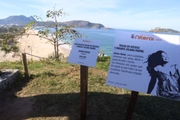 Uma delas foi fixado em um mirante com vista para o mar e o Pão de Açúcar