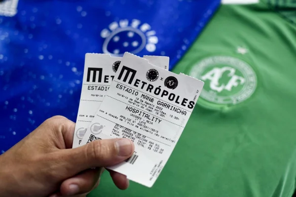 Cruzeiro x Chapecoense no DF: torcedores correm para garantir ingresso