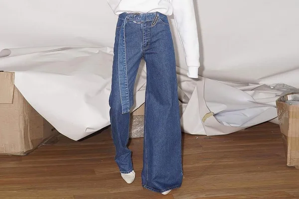 Marca ucraniana ousa com jeans assimétricos e desconstruídos