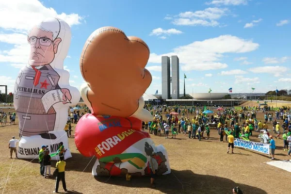 Ato pró-impeachment e pela monarquia reúne manifestantes na Esplanada