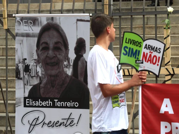 Professores e alunos protestam contra violência em escolas: “Livros sim, armas não”