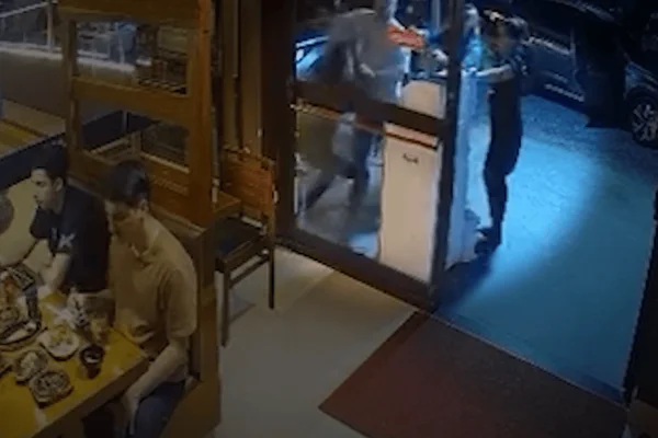 Segundo o restaurante, após a discussão, a chave foi encontrada na bolsa da mulher que acompanhava o agressor