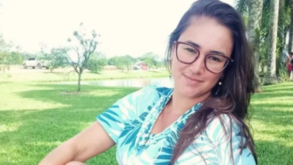 Mulher branca posando para foto com óculos