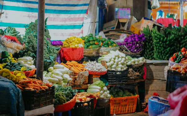 Feira com frutas e vegetais expostos em caixas - Metrópoles