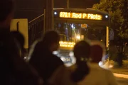 Pessoas aguardando ônibus em parada