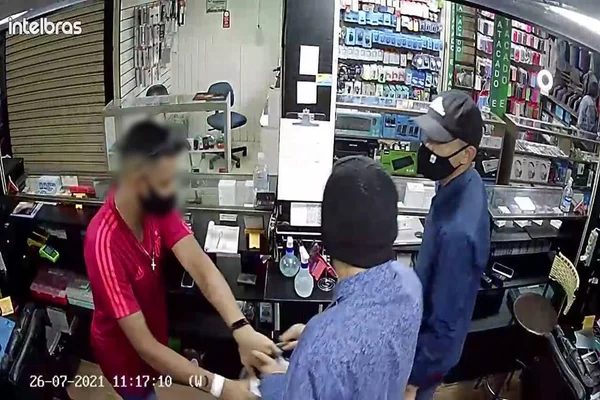 Vídeo: agressiva e armada, dupla assalta loja no Shopping Popular