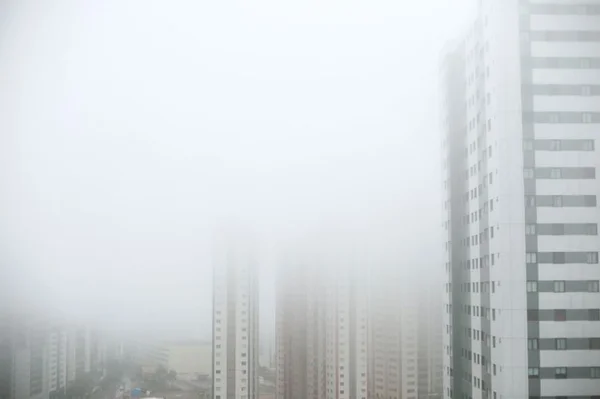 Neblina encobre céu de Brasília na manhã deste domingo