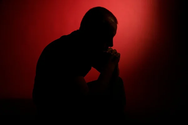 Relatório da OMS aponta que 800 mil pessoas se suicidam por ano