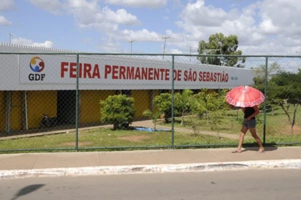 Homem é morto com 12 facadas em feira no DF após briga generalizada