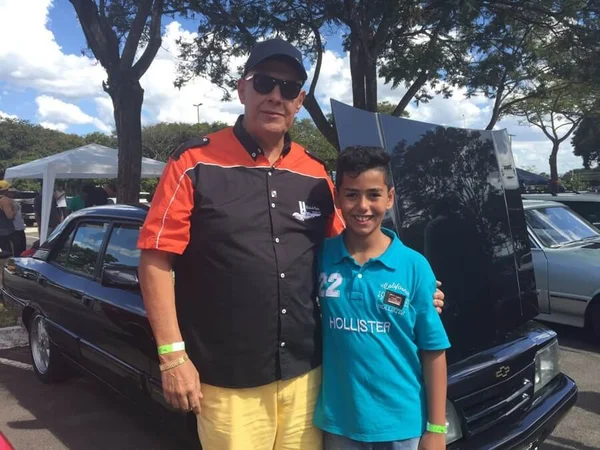 Criança realiza sonho de andar em Opala de colecionador