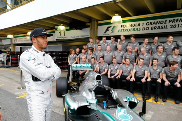 Imagem colorida de Lewis Hamilton na Mercedes em 2013 para se despedir no GP de abu Dhabi de 2024 - Metrópoles