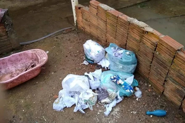 Mãe abandona seis crianças com idades entre 1 e 8 anos. Imagens chocam