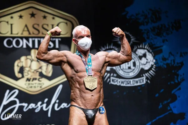 Aos 55 anos, fisiculturista do DF vence torneio e disputará o Arnold em 2022