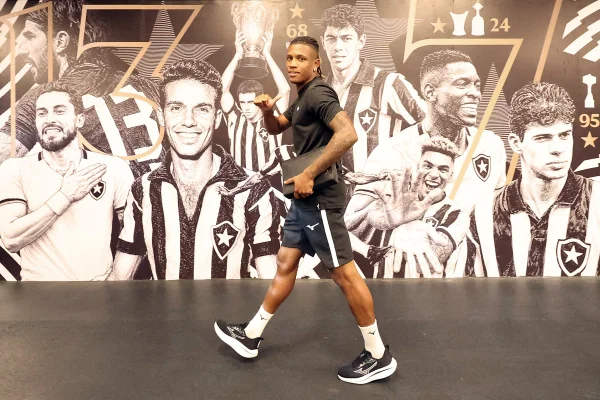 Danilo, do Botafogo, na chegada ao Estádio Nilton Santos