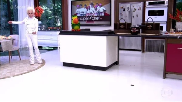 Ao vivo, Ana Maria Braga se assusta com barata no estúdio do Mais Você