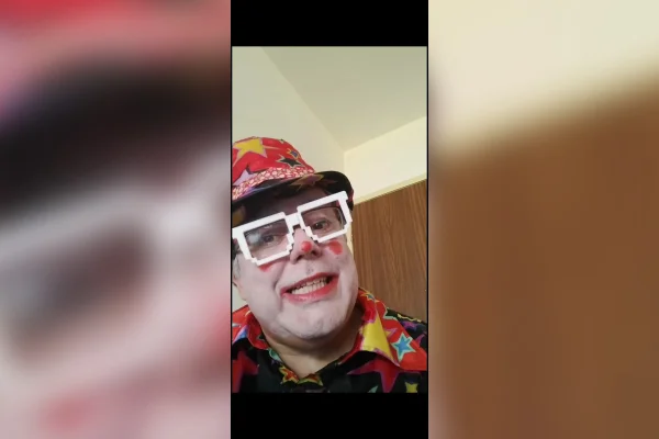 “Professor palhaço” é denunciado por tentar beijar alunos em faculdade