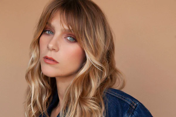 Por onde anda Isabella Santoni? Atriz completa 31 anos e está longe da TV