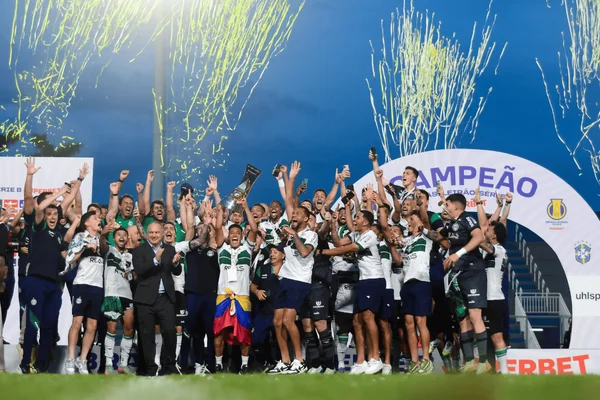 Coritiba levantando o troféu de campeão da Série B