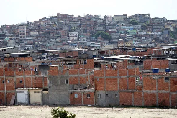 RJ: PRF apreende 12 fuzis e 33 pistolas que seriam entregues em favela