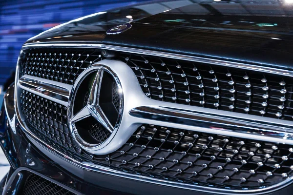 Imagem colorida da parte dianteira de um veículo modelo C300 da marca Mercedes-Benz