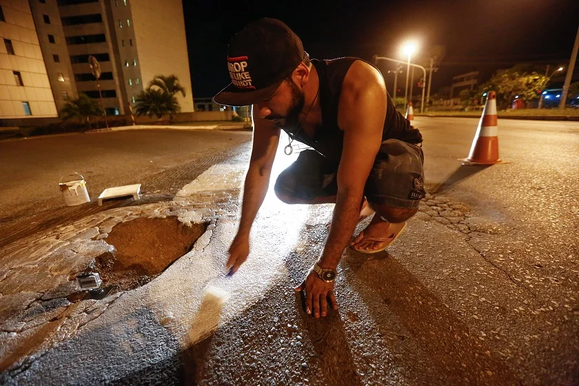 Setor de Indústrias e do Grafite. #bsburaco dá um trato em cratera no SIG - imagem 3 Setor de Indústrias e do Grafite. #bsburaco dá um trato em cratera no SIG - imagem 3