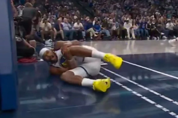 NBA: ala dos Warriors tem lesão grave no joelho e deixa quadra de maca