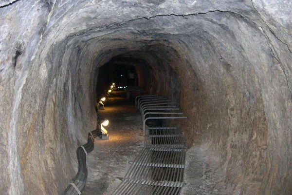 Imagem colorida do interior do Túnel de Eupalinos, na Grécia - Metrópoles