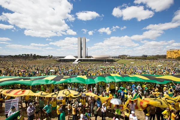 Organizador estima protestos em 100 cidades neste domingo
