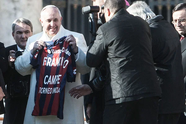 Imagem colorida de Papa Francisco - Metrópoles