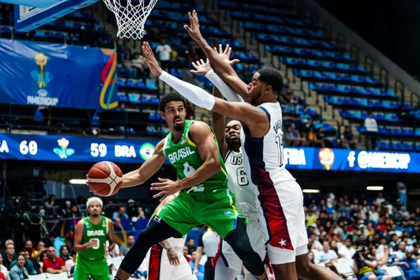 Foto colorida do jogo entre Brasil e Estados Unidos, pela Copa América de Basquete - Metrópoles