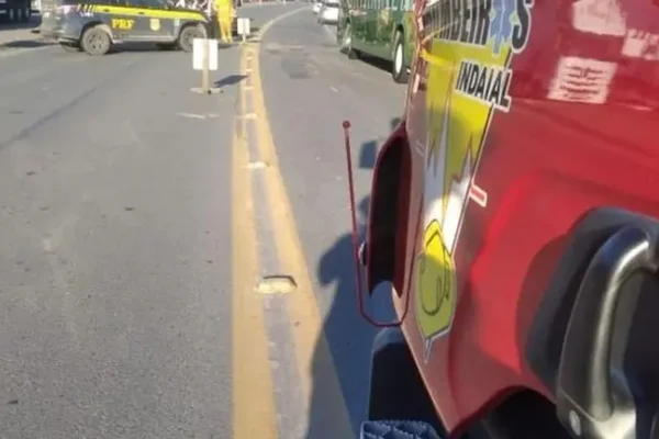 Motociclista abandona passageiro morto após acidente com carreta