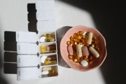 Os possíveis benefícios do NAD+ incluem melhora da função mitocondrial, aumento da energia, auxílio na reparação do DNA, melhora da saúde cardiovascular e suporte à função cognitiva