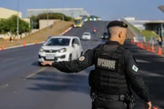 O porta-voz da Polícia Militar do Distrito Federal (PMDF), Raphael Broocke destacou também que o trânsito segue normal, mas qualquer movimentação de manifestantes pode causar interdição da via O porta-voz da Polícia Militar do Distrito Federal (PMDF), Raphael Broocke destacou também que o trânsito segue normal, mas qualquer movimentação de manifestantes pode causar interdição da via