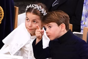 A princesa Charlotte com o irmão mais novo, Louis, de 7 anos