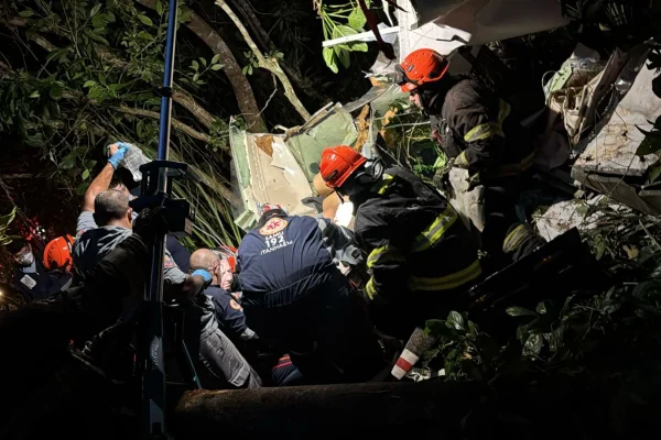 Avião de pequeno porte cai no litoral de SP e deixa pelo menos 1 morto