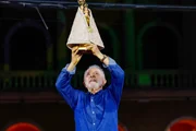 Lula levanta imagem de Nossa Senhora de Nazaré em Belém (PA) Lula levanta imagem de Nossa Senhora de Nazaré em Belém (PA)