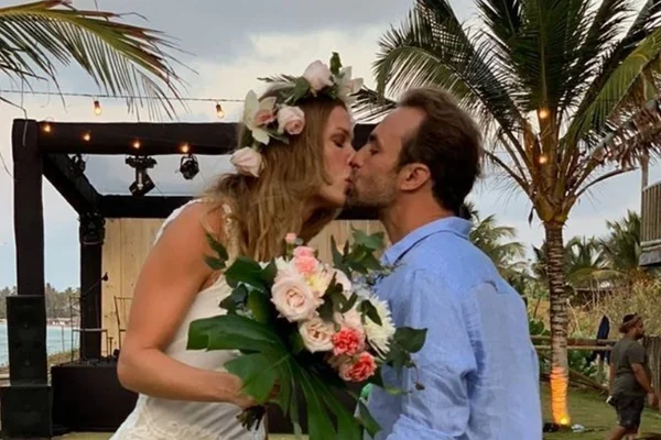 Fotos. Roger Flores, ex de Deborah Secco, se casa com modelo na praia