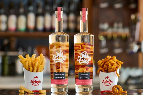 duas garrafas de vodca com duas batatas fritas, uma de cada lado