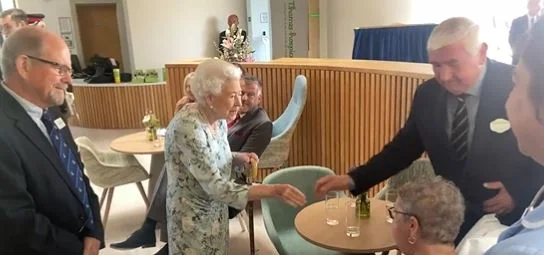 foto colorida de um homem e uma mulher se cumprimentando