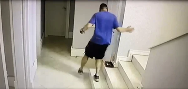 Homem invadindo casa