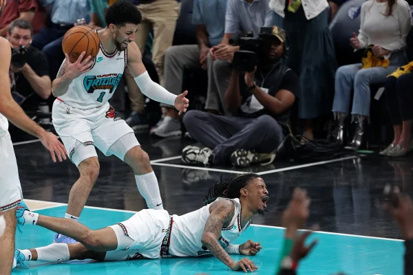 Imagem colorida de Ja Morant no chão - Metrópoles