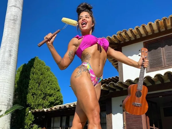 De biquíni, Aline Riscado se declara ao balé: “Linda experiência”