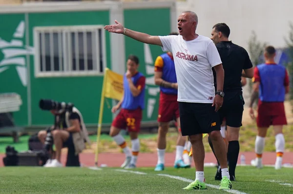 Jogador da Roma leva cotovelada em amistoso e Mourinho invade o campo