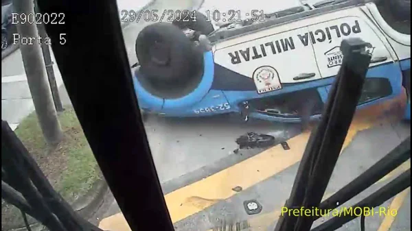 imagem colorida. Viatura bate em BRT - Metrópoles