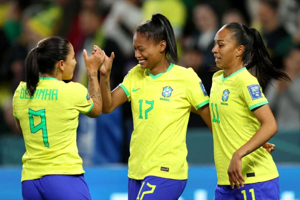 Jogadoras da Seleção Brasileira feminina comemoram gol marcado na Copa do Mundo - Metrópoles
