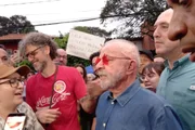 Presidente Lula cumprimenta apoiadores neste domingo (25/10)em São Paulo Presidente Lula cumprimenta apoiadores neste domingo (25/10)em São Paulo