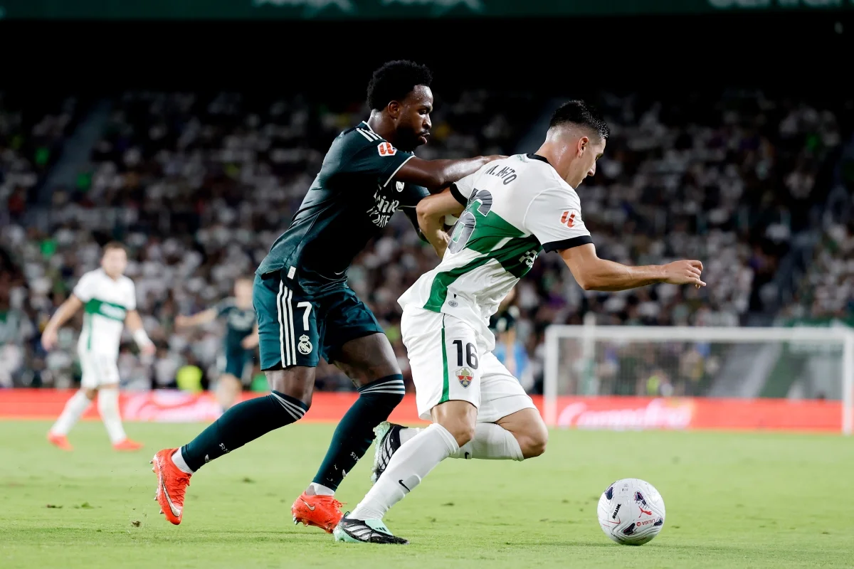 Vini Jr. em disputa de bola na partida entre Real Madrid e Elche Vini Jr. em disputa de bola na partida entre Real Madrid e Elche