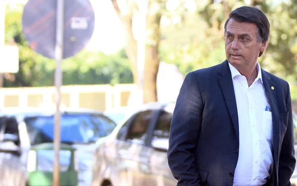 Jornal chileno ataca Piñera por “dresscode” em almoço com Bolsonaro
