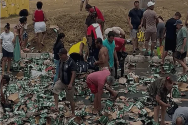 Caminhão tomba, derruba cerveja e populares fazem a limpa na BR-060