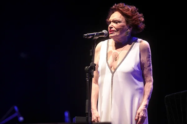 Bibi Ferreira pede água quente e chá no camarim do show em Brasília